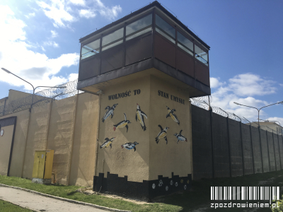 Areszt Śledczy w Lublinie, mural, Wolność to stan umysłu, zpozdrowieniem, PDW